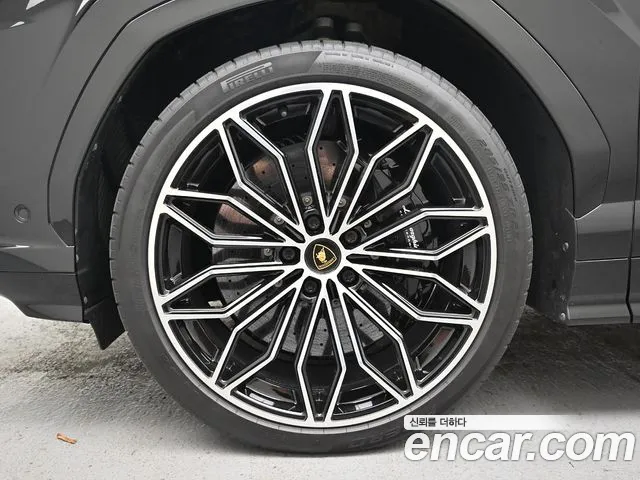 Lamborghini Urus — Фото автомобиля 5