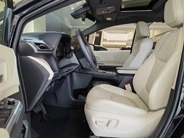 Toyota Sienna — Фото автомобиля 4
