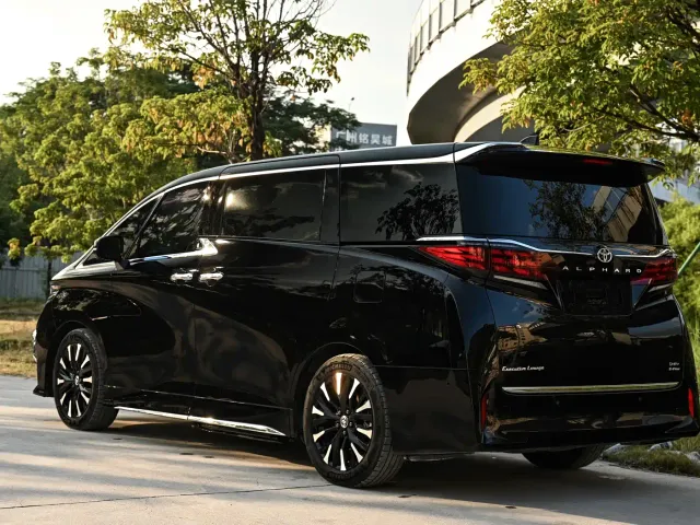 Toyota Alphard — Фото автомобиля 4