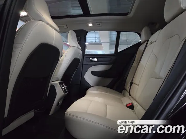 Volvo XC40 — Фото автомобиля 11