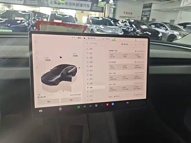Tesla Model 3 — Фото автомобиля 8