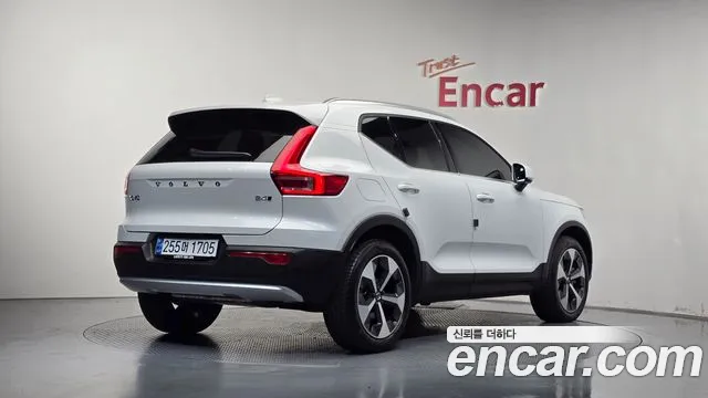 Volvo XC40 — Фото автомобиля 2
