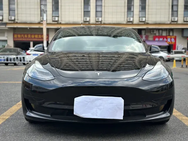 Tesla Model 3 — Фото автомобиля 2
