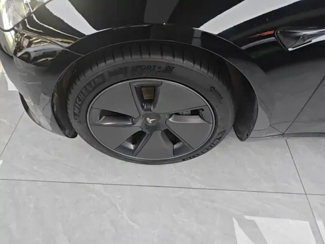 Tesla Model 3 — Фото автомобиля 22