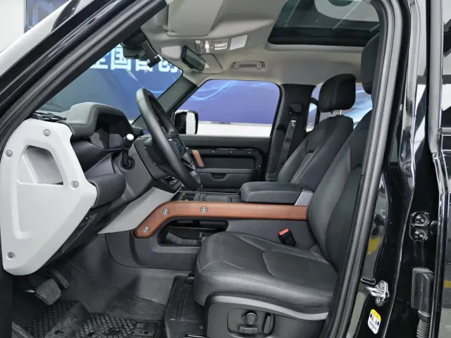 Land Rover Defender — Фото автомобиля 8