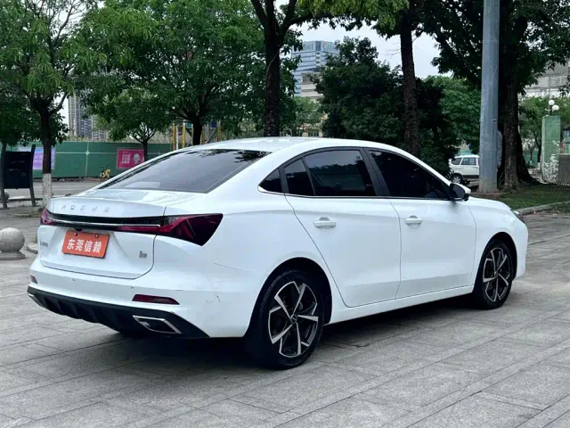 Roewe i5 — Фото автомобиля 5