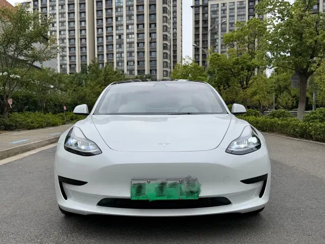 Tesla Model 3 — Фото автомобиля 2