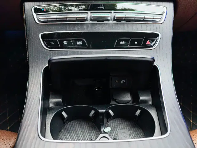 Mercedes-Benz E-Class — Фото автомобиля 24