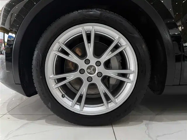 Tesla Model Y — Фото автомобиля 9
