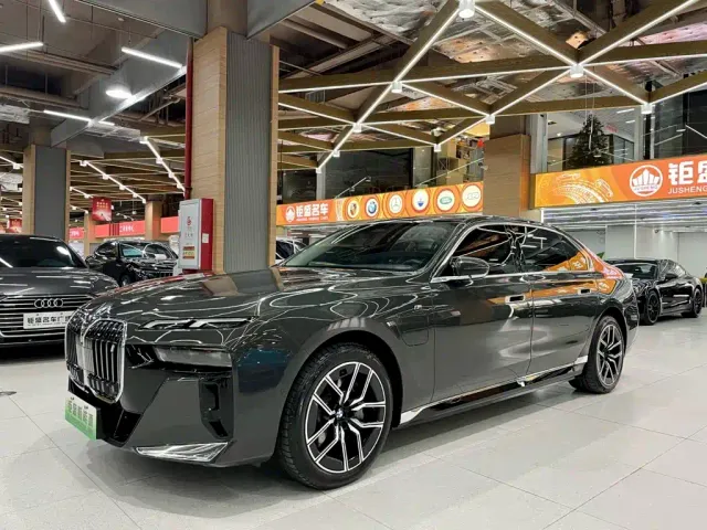 Фотография автомобиля — BMW i7