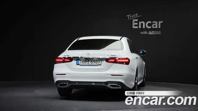 Mercedes-Benz E-Class — Фото автомобиля 4