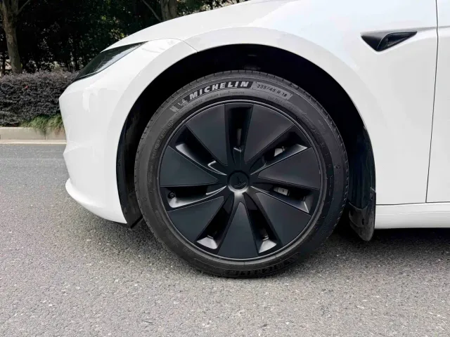 Tesla Model 3 — Фото автомобиля 4