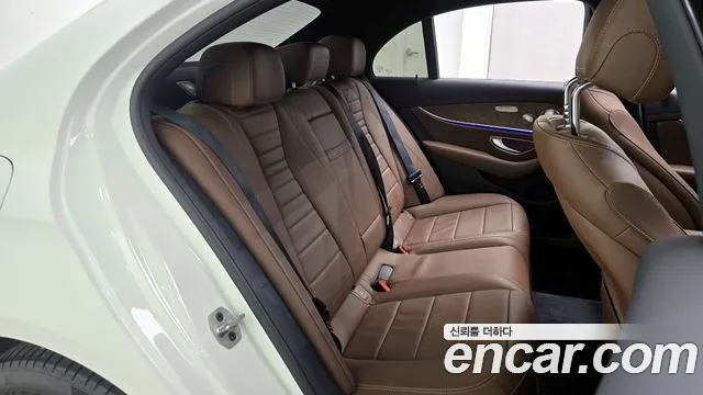 Mercedes-Benz E-Class — Фото автомобиля 12