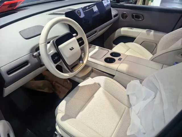 Li Auto i8 — Фото автомобиля 4