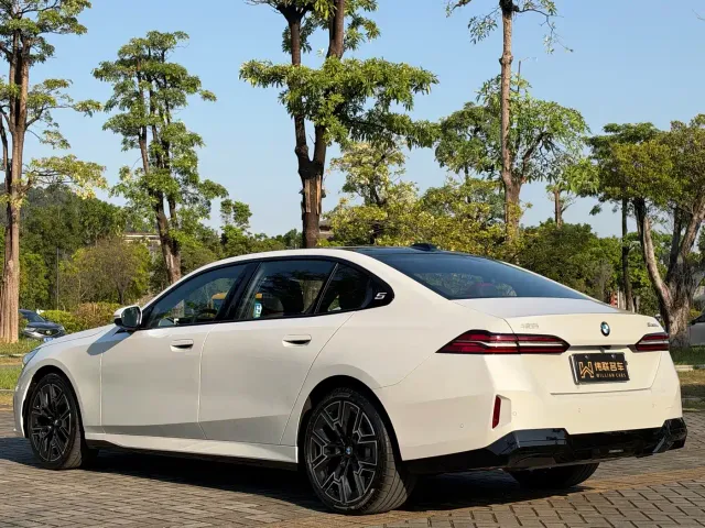 BMW 5 Series — Фото автомобиля 4