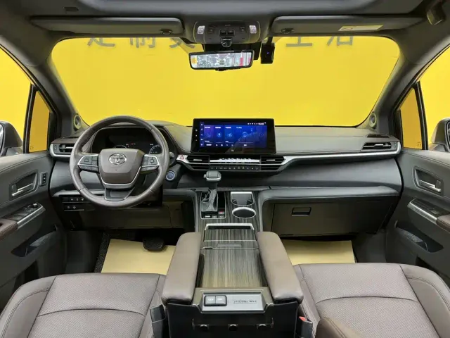 Toyota Sienna — Фото автомобиля 16