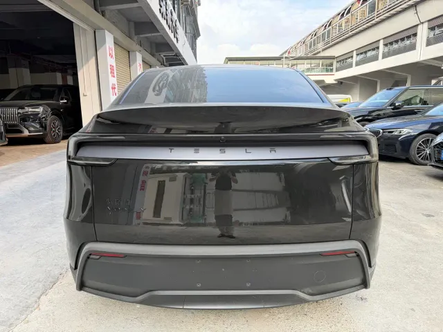 Tesla Model Y — Фото автомобиля 15