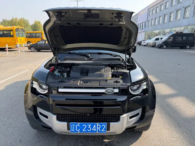 Land Rover Defender — Фото автомобиля 14