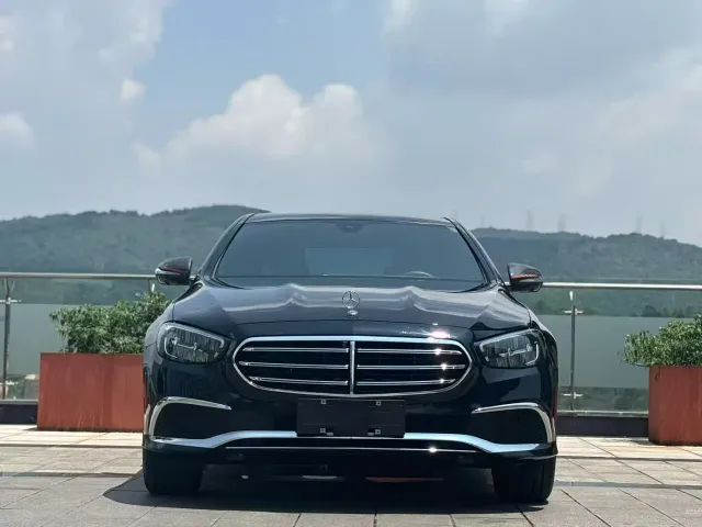 Mercedes-Benz E-Class — Фото автомобиля 2