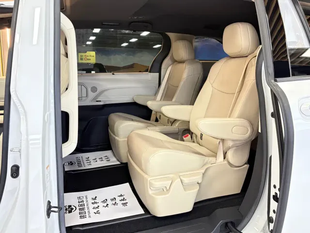 Toyota Sienna — Фото автомобиля 11