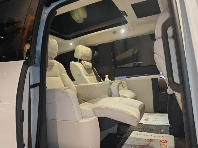 Li Auto MEGA — Фото автомобиля 28