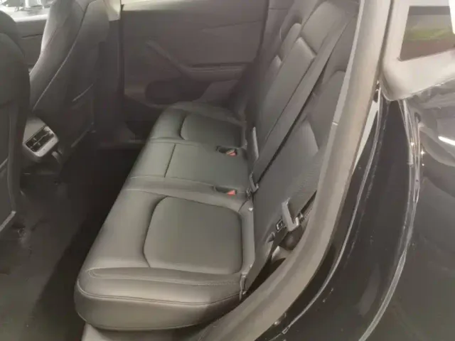 Tesla Model Y — Фото автомобиля 16