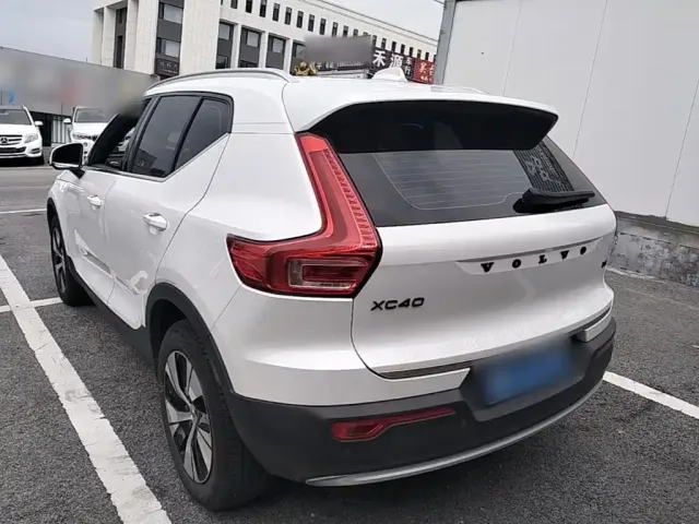 Volvo XC40 — Фото автомобиля 4
