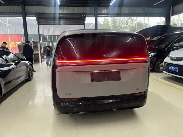 Li Auto MEGA — Фото автомобиля 8