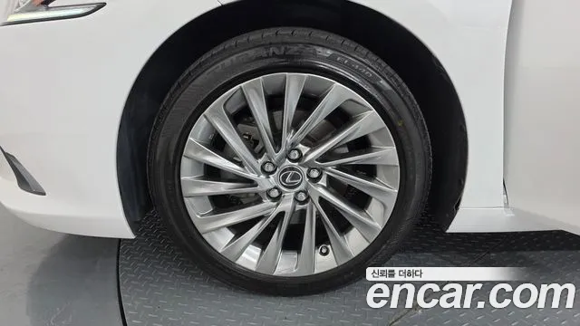 Lexus ES — Фото автомобиля 3
