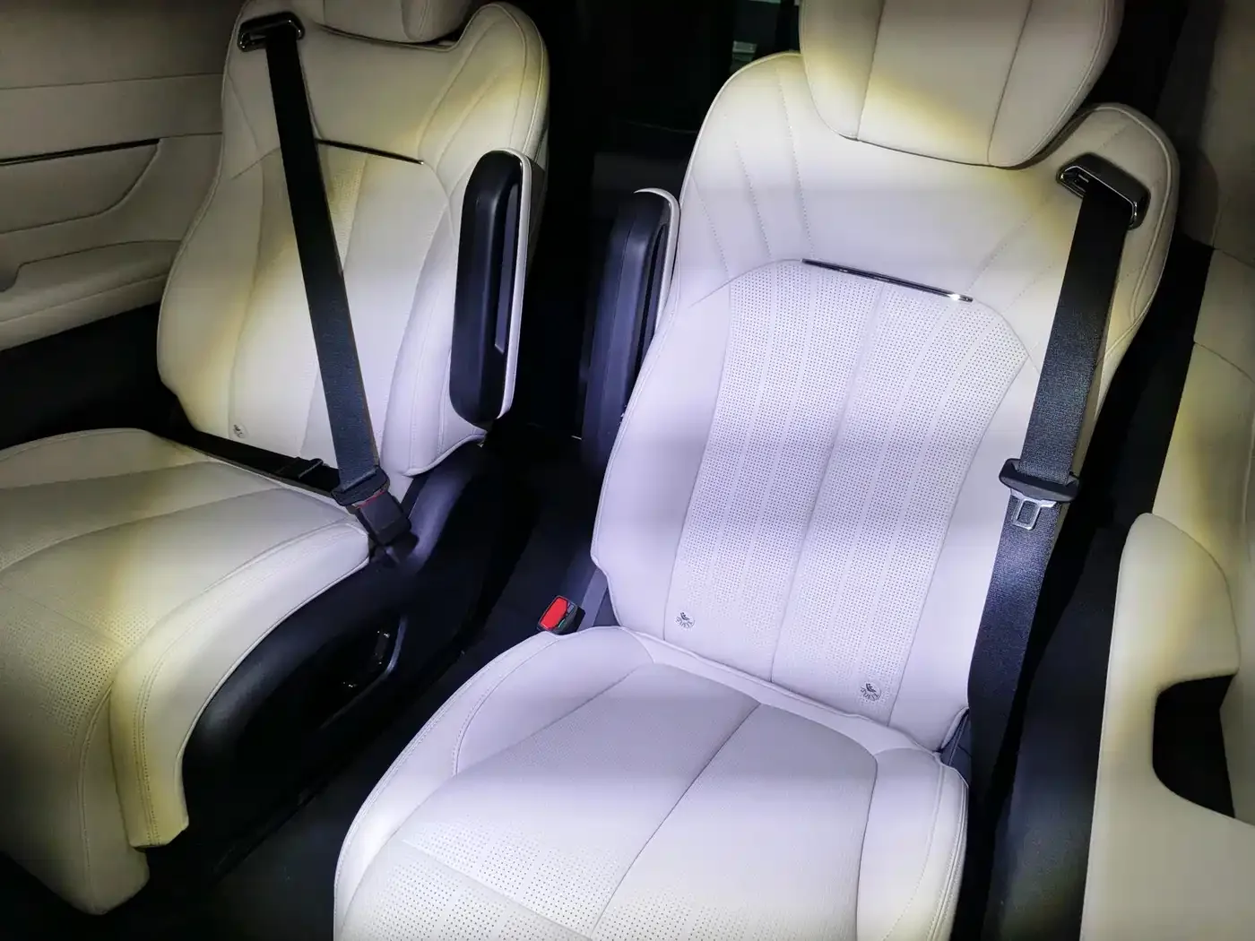 Geely Galaxy Yizhen L380 2024 140kWh 6-Seater AWD Ultra — Фото автомобиля 9