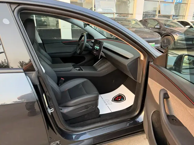 Tesla Model Y — Фото автомобиля 11