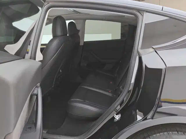 Tesla Model Y — Фото автомобиля 11