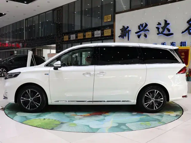 Roewe iMAX8 — Фото автомобиля 3