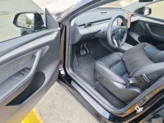 Tesla Model Y — Фото автомобиля 17