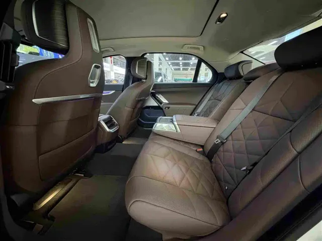 BMW 7 Series — Фото автомобиля 12