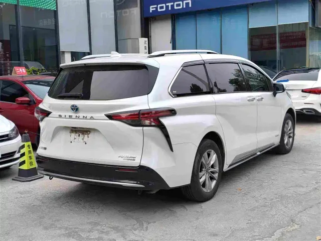 Toyota Sienna — Фото автомобиля 4