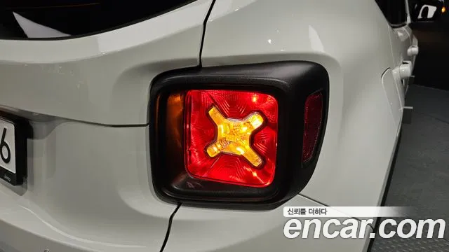 Jeep Renegade — Фото автомобиля 23