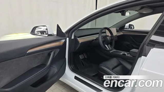 Tesla Model 3 — Фото автомобиля 10