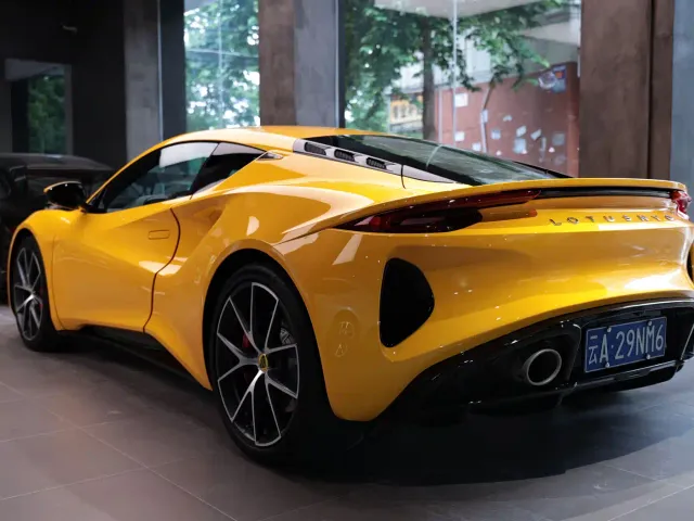 Lotus Emira — Фото автомобиля 11