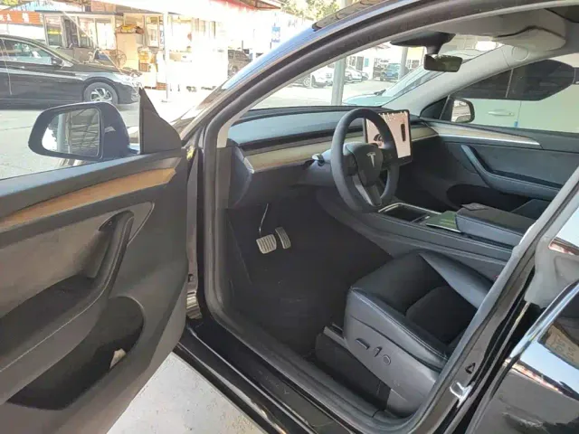Tesla Model Y — Фото автомобиля 15