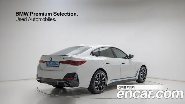BMW i4 — Фото автомобиля 2