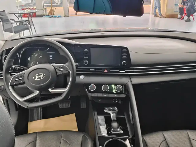 Hyundai Elantra — Фото автомобиля 5