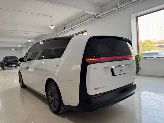 Li Auto MEGA — Фото автомобиля 6