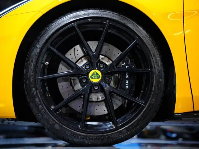 Lotus Emira — Фото автомобиля 7
