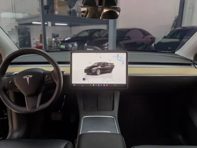 Tesla Model Y — Фото автомобиля 13