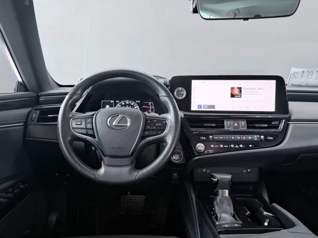 Lexus ES — Фото автомобиля 18