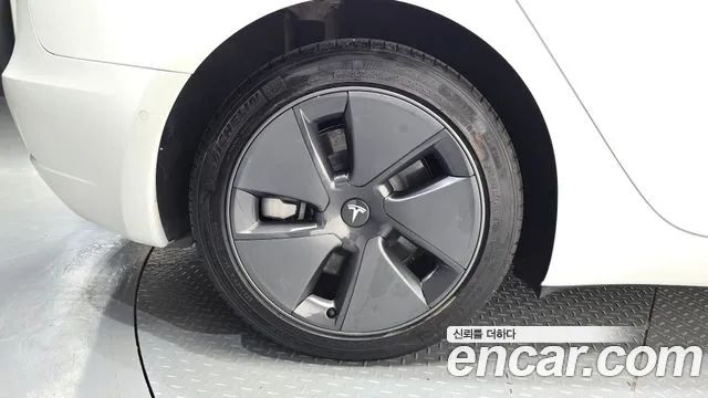 Tesla Model 3 — Фото автомобиля 5