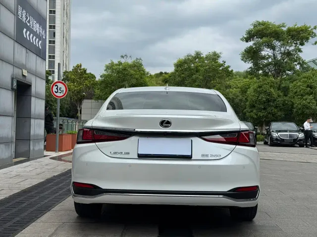 Lexus ES — Фото автомобиля 8