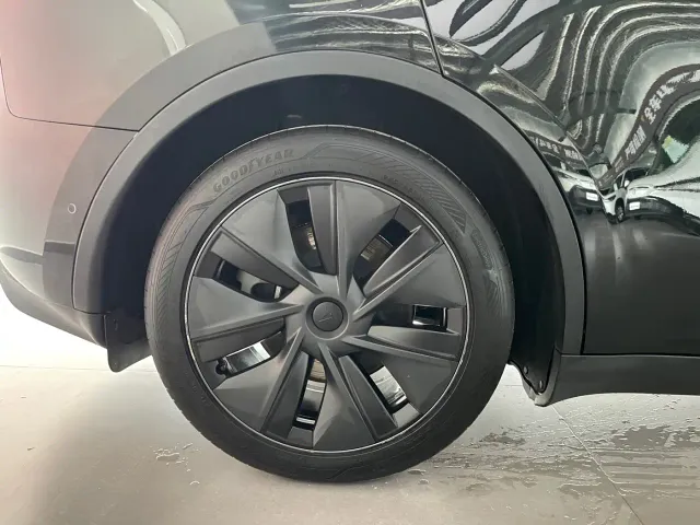 Tesla Model Y — Фото автомобиля 27