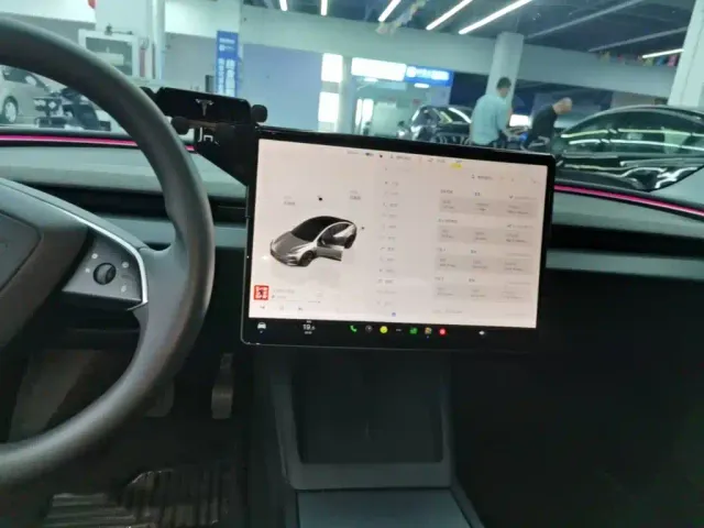 Tesla Model 3 — Фото автомобиля 12